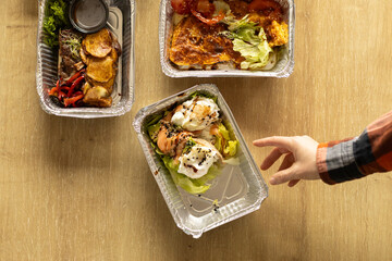 delivery of ready-made food in disposable containers