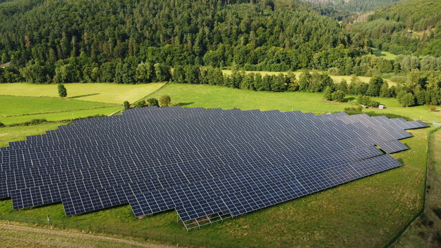 Luftaufnahmen eines Solarparks in Hessen, Deutschland &ndash; Sommerlandschaft mit Solarpanelen, erneuerbarer Energie, gr&uuml;ner Umgebung und nachhaltiger Energieproduktion