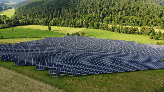 Luftaufnahmen eines Solarparks in Hessen, Deutschland &ndash; Sommerlandschaft mit Solarpanelen, erneuerbarer Energie, gr&uuml;ner Umgebung und nachhaltiger Energieproduktion
