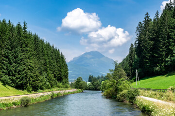 Fluss in den österreichischen Alpen