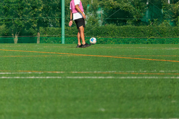 リフティングの練習をする少年