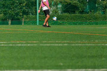 リフティングの練習をする少年