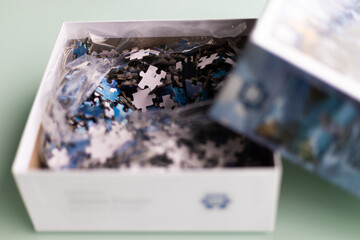 PIEZAS DE ROMPECABEZAS DENTRO DE SU CAJA