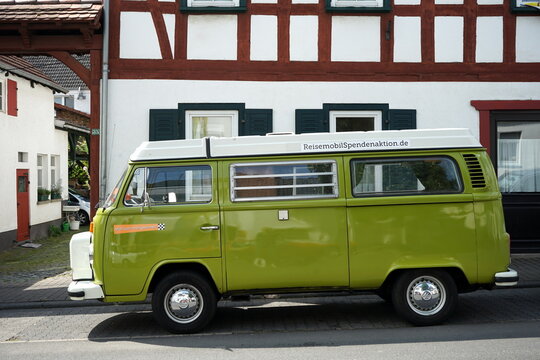 VW Bus oder VW T2 als Westfalia Wohnmobil der Siebziger Jahre f&uuml;r Camping und Vanlife am 26.07.2024 beim Oldtimertreffen Golden Oldies in Wettenberg Krofdorf-Gleiberg bei Gie&szlig;en in Hessen