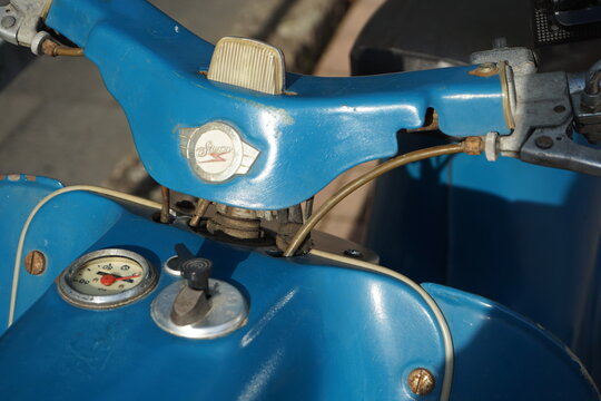 Simson Schwalbe Moped in Blau aus Zeiten der DDR am 26.07.2024 beim Oldtimertreffen Golden Oldies in Wettenberg Krofdorf-Gleiberg bei Gie&szlig;en in Hessen