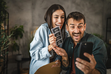 couple announces to everyone via video call that they are expect baby