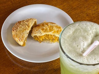 Pão com café, pão de queijo, empada, padaria