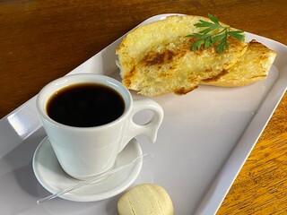 Pão com café, pão de queijo, empada, padaria