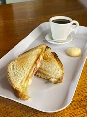 Sandes, ovos, omelete, pão com café, bacon