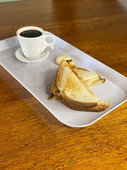 Sandes, ovos, omelete, pão com café, bacon