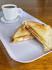 Sandes, ovos, omelete, pão com café, bacon