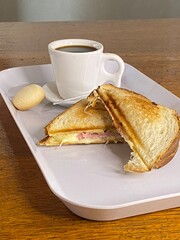 Sandes, ovos, omelete, pão com café, bacon