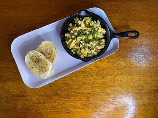 Sandes, ovos, omelete, pão com café, bacon