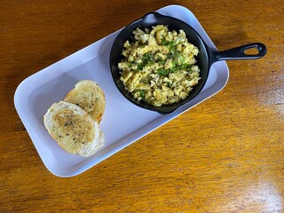 Sandes, ovos, omelete, pão com café, bacon