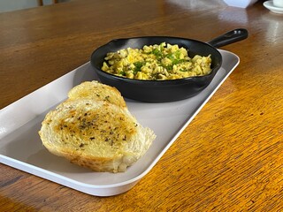 Sandes, ovos, omelete, pão com café, bacon