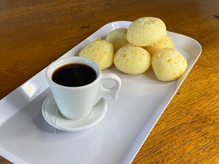 Sandes, ovos, omelete, pão com café, bacon