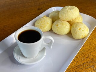 Sandes, ovos, omelete, pão com café, bacon