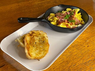 Sandes, ovos, omelete, pão com café, bacon