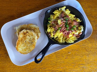 Sandes, ovos, omelete, pão com café, bacon