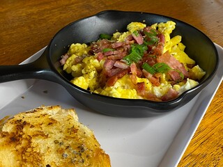 Sandes, ovos, omelete, pão com café, bacon