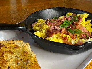 Sandes, ovos, omelete, pão com café, bacon