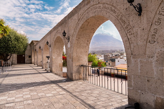 Los arcos del mirador de Yanahuara con vista al volc&aacute;n Misti.
