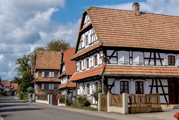 Hauptstraße mit Fachwerkhäusern, Hunspach, Elsass