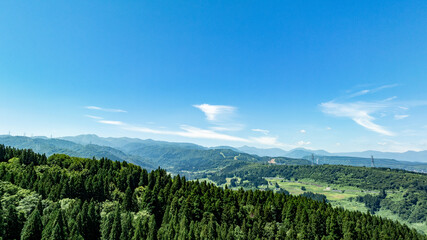 ドローン写真：広大な夏の青空と自然