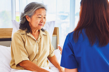 Obraz premium Caring for elderly patients : Female doctor nurse caring for elderly patients paying attention to nutrition preparing breakfast with porridge or soup for rehabilitation health and treatment at home.