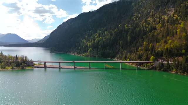 Faller-Klamm-Brucke oder Sylvensteinsee Brucke ist Strassenbrucke in der Gemeinde Lenggries im Landkreis Bad Tolz-Wolfratshausen. Sylvensteinsee reservoir in Bavaria, Germany near town of Lenggries. 