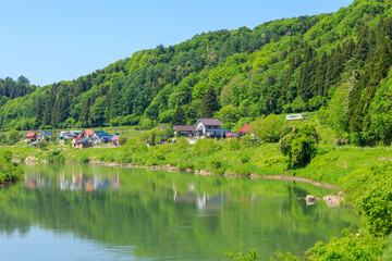 千曲川の静かな流れと飯山線の気動車
