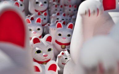 世田谷の豪徳寺で奉納されている沢山の招き猫を撮影した写真