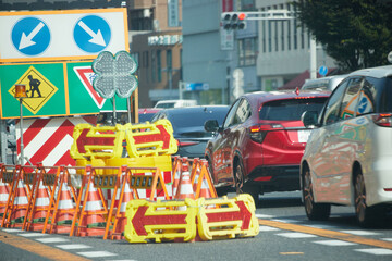都市の朝の通勤時間の車の列と道路の工事現場の様子