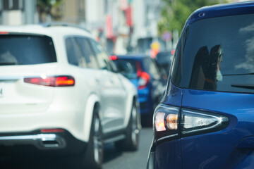 朝の都市の道路の渋滞の車の列の風景
