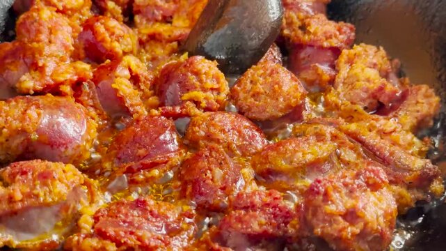 Video 4K friendo salchichas, comida peruana vista detalle