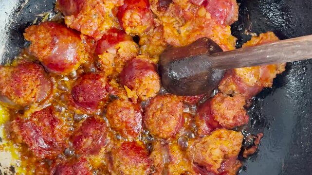 Video 4K vista cenital de comida peruana, friendo deliciosas salchichas artesanales