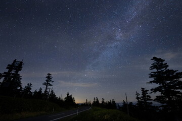 銀河につづくように見える道路と星空