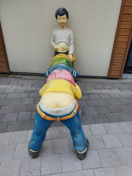 말뚝박기 동상