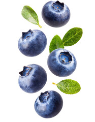 Obraz premium Fresh blueberries with green leaves, ideal for healthy recipes and nutritional content imagery.