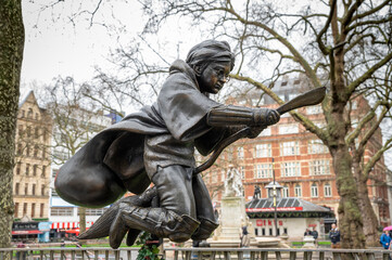 Obraz premium London, UK - March 22, 2024 : A statue of Harry Potter. Monument of Daniel Radcliffe by Alex Zane. Leicester Square, London, UK.