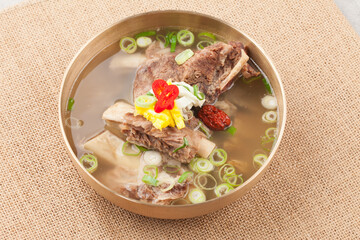 Food made by boiling beef ribs in water