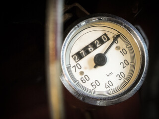 historischer Tacho an Oldtimer