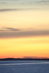 朝焼けでオレンジ色に染まる夏の空