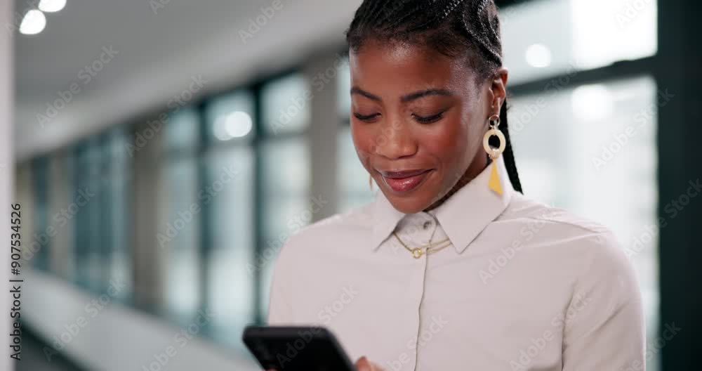 Aufkleber black woman, phone and smile for reading with business text, communication and networking in office.
