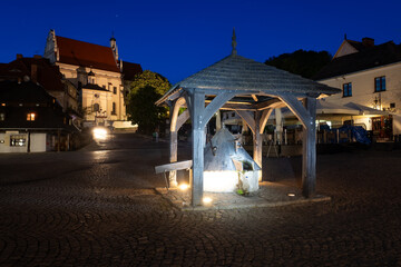2023-05-09; Town square at night with a historical wooden well, Kazimierz Dolny. Poland