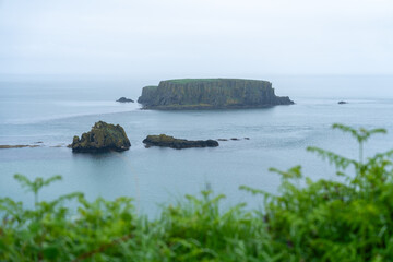 Insel an der Küste vor einer Landzunge in Nordirland