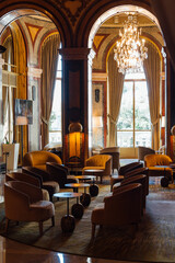 Casino de Monaco. Intérieur du Casino de Monaco. Salon luxueux. Magnifique intérieur dans un bar. Sièges dans un joli intérieur