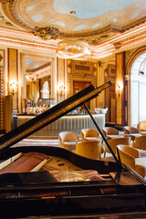 Casino de Monaco. Intérieur du Casino de Monaco. Piano dans un bar. Ambiance piano bar cosy. Intérieur de salon luxueux. Piano à queue dans un magnifique salon.
