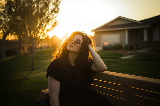 Moment Dor&eacute; : Femme sur la Terrasse avec Lunettes de Soleil