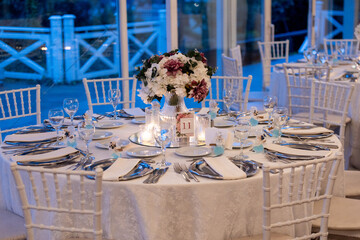 eautiful wedding table decor with white tablecloth and silver chargers